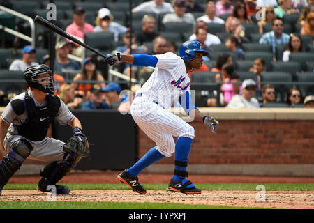 New York Mets droit fielder Curtis Granderson (3) perruque de centre droit dans la 4e manche pour marquer le voltigeur des Mets Michael Conforto (pas sur la photo) contre les Rockies du Colorado au Citi Field de New York, le 13 août 2015. Photo par Kane riche/UPI Banque D'Images