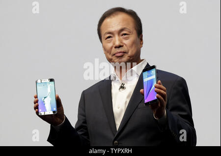 Président-directeur général de Samsung Electronics JK Shin dévoile le nouveau Samsung Galaxy S6  + edge et la note 5 à l'Smartphones Samsung Unpacked event à l'Alice Tully Hall, Lincoln Center de New York le 13 août 2015. Les deux téléphones seront disponibles à l'achat le 21 août 2015. Photo de John Angelillo/UPI Banque D'Images