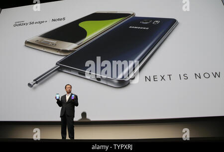Président-directeur général de Samsung Electronics JK Shin dévoile le nouveau Samsung Galaxy S6  + edge et la note 5 à l'Smartphones Samsung Unpacked event à l'Alice Tully Hall, Lincoln Center de New York le 13 août 2015. Les deux téléphones seront disponibles à l'achat le 21 août 2015. Photo de John Angelillo/UPI Banque D'Images
