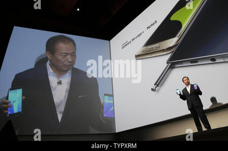 Président-directeur général de Samsung Electronics JK Shin dévoile le nouveau Samsung Galaxy S6  + edge et la note 5 à l'Smartphones Samsung Unpacked event à l'Alice Tully Hall, Lincoln Center de New York le 13 août 2015. Les deux téléphones seront disponibles à l'achat le 21 août 2015. Photo de John Angelillo/UPI Banque D'Images