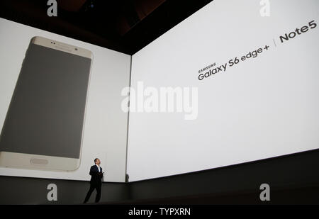Président-directeur général de Samsung Electronics JK Shin dévoile le nouveau Samsung Galaxy S6  + edge et la note 5 à l'Smartphones Samsung Unpacked event à l'Alice Tully Hall, Lincoln Center de New York le 13 août 2015. Les deux téléphones seront disponibles à l'achat le 21 août 2015. Photo de John Angelillo/UPI Banque D'Images