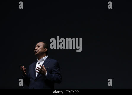 Président-directeur général de Samsung Electronics JK Shin parle sur la scène avant qu'il dévoile le nouveau Samsung Galaxy S6  + edge et la note 5 à l'Smartphones Samsung Unpacked event à l'Alice Tully Hall, Lincoln Center de New York le 13 août 2015. Les deux téléphones seront disponibles à l'achat le 21 août 2015. Photo de John Angelillo/UPI Banque D'Images