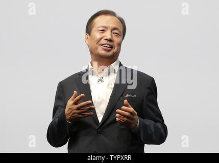 Président-directeur général de Samsung Electronics JK Shin parle sur la scène avant qu'il dévoile le nouveau Samsung Galaxy S6  + edge et la note 5 à l'Smartphones Samsung Unpacked event à l'Alice Tully Hall, Lincoln Center de New York le 13 août 2015. Les deux téléphones seront disponibles à l'achat le 21 août 2015. Photo de John Angelillo/UPI Banque D'Images