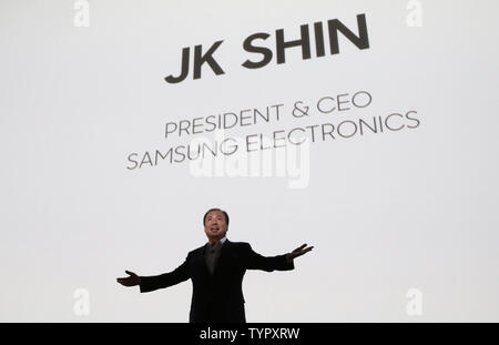 Président-directeur général de Samsung Electronics JK Shin parle sur la scène avant qu'il dévoile le nouveau Samsung Galaxy S6  + edge et la note 5 à l'Smartphones Samsung Unpacked event à l'Alice Tully Hall, Lincoln Center de New York le 13 août 2015. Les deux téléphones seront disponibles à l'achat le 21 août 2015. Photo de John Angelillo/UPI Banque D'Images