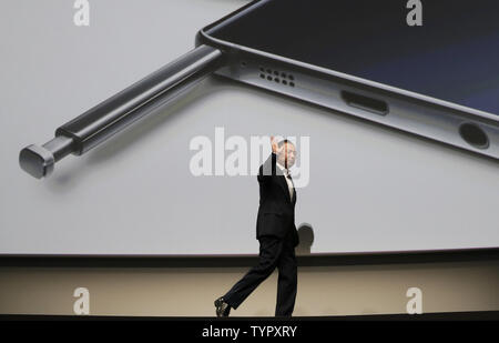 Président-directeur général de Samsung Electronics JK Shin promenades hors de la scène après qu'il dévoile le nouveau Samsung Galaxy S6  + edge et la note 5 à l'Smartphones Samsung Unpacked event à l'Alice Tully Hall, Lincoln Center de New York le 13 août 2015. Les deux téléphones seront disponibles à l'achat le 21 août 2015. Photo de John Angelillo/UPI Banque D'Images