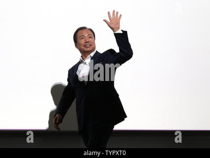 Président-directeur général de Samsung Electronics JK Shin comme suit sur la scène avant qu'il dévoile le nouveau Samsung Galaxy S6  + edge et la note 5 à l'Smartphones Samsung Unpacked event à l'Alice Tully Hall, Lincoln Center de New York le 13 août 2015. Les deux téléphones seront disponibles à l'achat le 21 août 2015. Photo de John Angelillo/UPI Banque D'Images