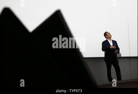 Président-directeur général de Samsung Electronics JK Shin regarde une vidéo de présentation sur la scène avant qu'il dévoile le nouveau Samsung Galaxy S6  + edge et la note 5 à l'Smartphones Samsung Unpacked event à l'Alice Tully Hall, Lincoln Center de New York le 13 août 2015. Les deux téléphones seront disponibles à l'achat le 21 août 2015. Photo de John Angelillo/UPI Banque D'Images