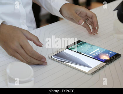 Les participants de consulter la nouvelle Samsung Galaxy S6  + edge et Note 5 smartphones qui sont sur l'affichage après avoir été dévoilée à l'événement Samsung Galaxy décompressé à l'Alice Tully Hall, Lincoln Center de New York le 13 août 2015. Les deux téléphones seront disponibles à l'achat le 21 août 2015. Photo de John Angelillo/UPI Banque D'Images