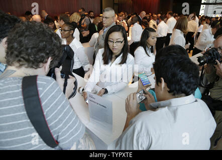 Les participants de consulter la nouvelle Samsung Galaxy S6  + edge et Note 5 smartphones qui sont sur l'affichage après avoir été dévoilée à l'événement Samsung Galaxy décompressé à l'Alice Tully Hall, Lincoln Center de New York le 13 août 2015. Les deux téléphones seront disponibles à l'achat le 21 août 2015. Photo de John Angelillo/UPI Banque D'Images