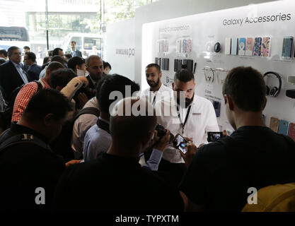 Accessoires Galaxy vue participants ainsi que le nouveau Samsung Galaxy S6  + edge et Note 5 smartphones qui sont sur l'affichage après avoir été dévoilée à l'événement Samsung Galaxy décompressé à l'Alice Tully Hall, Lincoln Center de New York le 13 août 2015. Les deux téléphones seront disponibles à l'achat le 21 août 2015. Photo de John Angelillo/UPI Banque D'Images