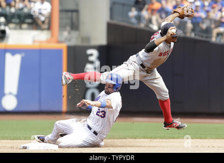 Mets de New York Michael Cuddyer côtés en seconde base sous Boston rouge Sox Xander Bogaerts qui jette au premier but d'essayer de remplir un double jeu dans la 4ème manche au Citi Field de New York, le 30 août 2015. Photo de John Angelillo/UPI Banque D'Images