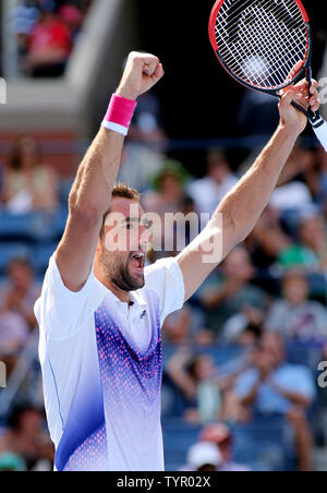 Marin Cilic de Croatie célèbre après avoir battu Viktor Troicki de France dans les quatre jeux lors de leur quatrième match à l'US Open Tennis Championships à l'USTA Billie Jean King National Tennis Center à New York le 6 septembre 2015. Celic a gagné 6-3, 2-6, 7-6, 6-1. Monika Graff/UPI Banque D'Images