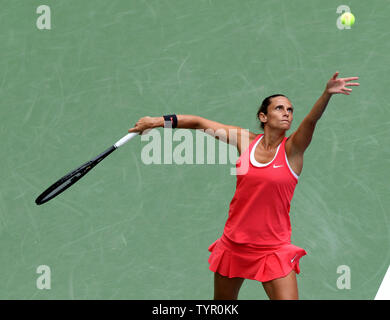 Roberta Vinci d'Italie sert à Flavia Pennetta, également de l'Italie, dans la première série de la finale des femmes leur match à Arthur Ashe Stadium au cours de l'US Open Tennis Championships à l'USTA Billie Jean King National Tennis Center à New York le 12 septembre 2015. Monika Graff/UPI Banque D'Images