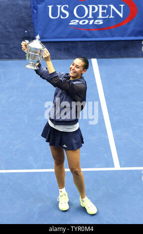 Flavia Pennetta de l'Italie montre son trophée du championnat après avoir battu Roberta Vinci, également de l'Italie, dans les deux ensembles de leur match de finale à Arthur Ashe Stadium au cours de l'US Open Tennis Championships à l'USTA Billie Jean King National Tennis Center à New York le 12 septembre 2015. Pennetta a gagné 7-6, 6-2. Monika Graff/UPI Banque D'Images