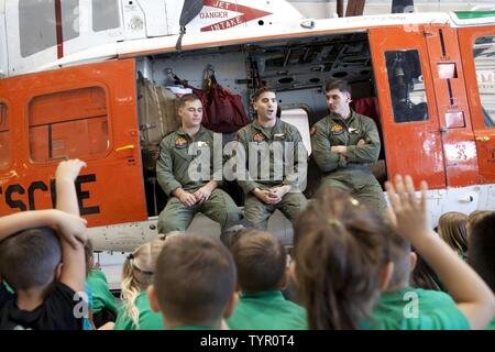 Les Marines américains avec la recherche et le sauvetage d'interagir avec les étudiants de l'Académie des Sciences à Gowan Marine Corps Air Station (MCAS) Yuma (Arizona), le 21 novembre 2016. MCAS Yuma a effectué une tournée avec l'Académie des sciences Gowan dans un effort pour fournir des présentations éducatives pour la collectivité de Yuma. Banque D'Images