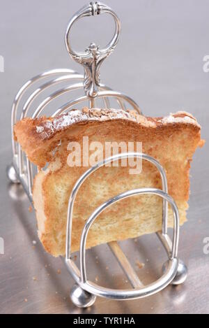 L'argent sterling toast rack avec tranches de pain frais Banque D'Images