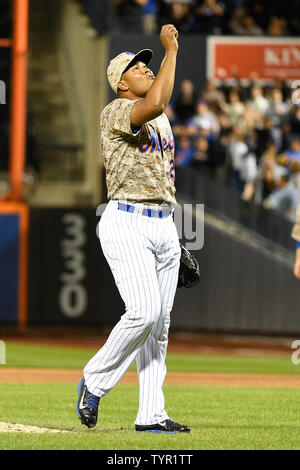 De baseball des New York Mets Jeurys Familia (27) réagit après les Mets de New York a défait les Braves d'Atlanta au Citi Field de New York le 21 septembre 2015. Photo par Kane riche/UPI Banque D'Images
