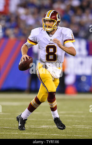 Redskins de Washington quarterback Kirk Cousins (8) roule dehors à la recherche de passer au quatrième trimestre contre les Giants de New York au cours de la semaine 3 de la NFL saison au stade MetLife à East Rutherford, New Jersey le 24 septembre 2015. UPI/Riche Kane Banque D'Images