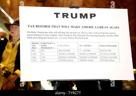 Une réforme fiscale est sur l'affichage de panneau d'affiche comme candidat républicain à la présidence des États-Unis Donald Trump parle lors d'une conférence de presse au Trump Tower à New York le 28 septembre 2015. Donald Trump a parlé de ses idées pour un nouveau plan fiscal et la politique fiscale. Photo de John Angelillo/UPI Banque D'Images