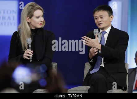 Le Président exécutif du Groupe Alibaba Jack Ma et chef de Theranos Elizabeth Holmes parler sur la scène de l'avenir de l'égalité des chances à la Clinton Global Initiative à l'hôtel Sheraton de New York le 29 septembre 2015. Photo de John Angelillo/UPI Banque D'Images