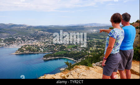 Couple de touristes à la recherche au panorama, le Cap Canaille, Bouches-du-Rhône, France, Banque D'Images
