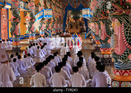 Tay Ninh, Vietnam - 22 Avril 2014 : Les gens de prier dans un temple Caodai au Vietnam. Est une religion caodai vietnamiens le mélange de différentes religions de arou Banque D'Images