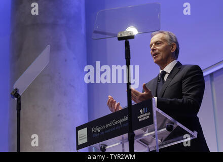 L'ancien Premier Ministre du Royaume-Uni Tony Blair fait un discours à l'9/11 Memorial Museum à New York le 6 octobre 2015. M. Blair a parlé sur les conclusions d'un rapport sur l'idéologie djihadiste, 'à l'intérieur de l'esprit du djihad : comprendre l'idéologie et la Propagande", qui sera publié par le Centre sur la religion et la géopolitique. Photo de John Angelillo/UPI Banque D'Images