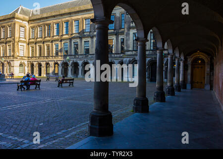 La Haye (Den Haag), Pays-Bas, Hollande, 20 avril 2019. Ridderzaal (salle des Chevaliers), colonnade autour du bâtiment principal du 13e siècle Banque D'Images