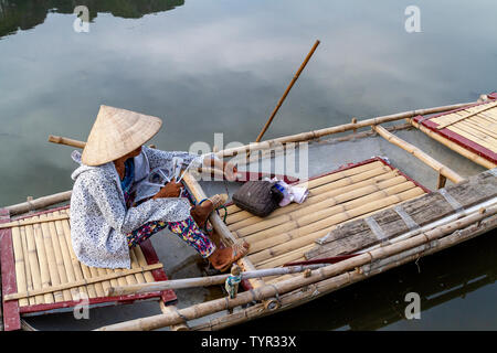 Aviron bateaux en bois (femme) sampans dans Trang An, un delta de fleuve près de la ville de Ninh Binh. Ninh Binh, Vietnam. Trang An était s'engage comme une Banque D'Images