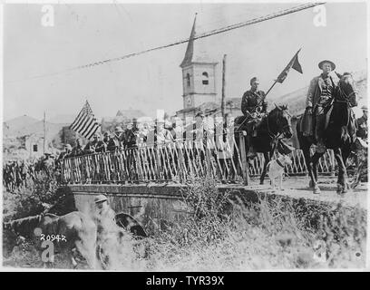 La Première Guerre mondiale photographies ; Portée et contenu : photographies de l'armée. Bataille de Saint Mihiel-American des ingénieurs qui retournent à l'avant ; passe au-dessus du réservoir ; photo de groupe du 129e bataillon de mitrailleurs, 35e Division avant de partir pour le front ; vues de siège de la 89e division à côté du pont détruit ; Compagnie E, 314e ingénieurs, 89e Division, et faire rouler l'enchevêtrement de barbelés. Banque D'Images