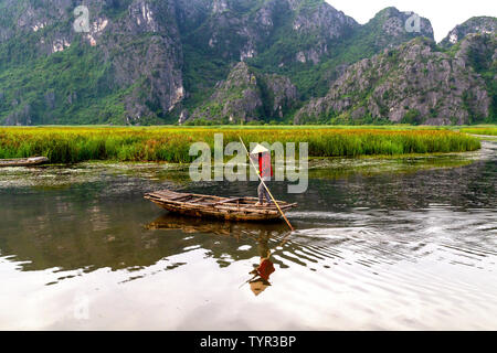 Aviron bateaux en bois (femme) sampans dans Trang An, un delta de fleuve près de la ville de Ninh Binh. Ninh Binh, Vietnam. Trang An était s'engage comme une Banque D'Images