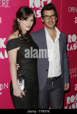 Zooey Deschanel et Pechenik arrivent sur le tapis rouge à la première de New York Rock la Casbah dans l'AMC Loews Lincoln Square le 19 octobre 2015 dans la ville de New York. Photo de John Angelillo/UPI Banque D'Images