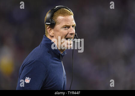 L'entraîneur-chef des Cowboys de Dallas Jason Garrett des entretiens avec des officiels de match au cours du troisième trimestre d'une semaine 7 de la saison NFL entre les Dallas Cowboys et les Giants de New York au Stade MetLife à East Rutherford, New Jersey le 25 octobre 2015. UPI/Riche Kane Banque D'Images