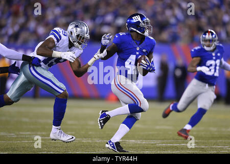 New York Giants Dominique Rodgers-Cromartie évoluait (41) intercepte une passe destinée aux Cowboys de Dallas receveur Brice Butler (19) au cours du quatrième trimestre d'une semaine 7 de la saison NFL entre les Dallas Cowboys et les Giants de New York au Stade MetLife à East Rutherford, New Jersey le 25 octobre 2015. UPI/Riche Kane Banque D'Images