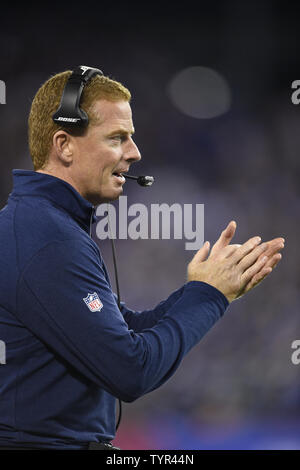 L'entraîneur-chef des Cowboys de Dallas Jason Garrett regarde sur au cours du troisième trimestre d'une semaine 7 de la saison NFL entre les Dallas Cowboys et les Giants de New York au Stade MetLife à East Rutherford, New Jersey le 25 octobre 2015. UPI/Riche Kane Banque D'Images