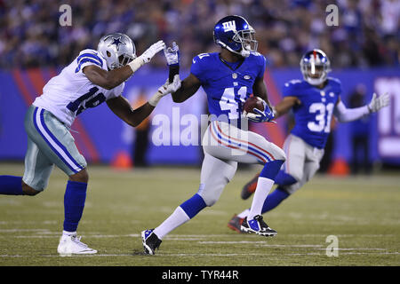 New York Giants Dominique Rodgers-Cromartie évoluait (41) intercepte une passe destinée aux Cowboys de Dallas receveur Brice Butler (19) au cours du quatrième trimestre d'une semaine 7 de la saison NFL entre les Dallas Cowboys et les Giants de New York au Stade MetLife à East Rutherford, New Jersey le 25 octobre 2015. UPI/Riche Kane Banque D'Images