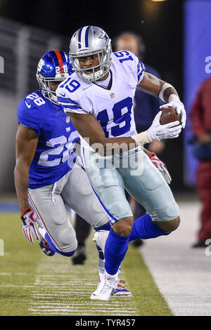 Cowboys de Dallas receveur Brice Butler (19) porte la balle pour un gain de 26 verges au cours du troisième trimestre d'une semaine 7 de la saison NFL entre les Dallas Cowboys et les Giants de New York au Stade MetLife à East Rutherford, New Jersey le 25 octobre 2015. UPI/Riche Kane Banque D'Images