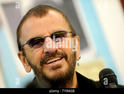 Ringo Starr revient avec photographie, une collection de photographies qu'il y a prises tout au long de sa longue carrière dans les Beatles et après au Strand Book Store le 26 octobre 2015 dans la ville de New York. Photo par Dennis Van Tine/UPI Banque D'Images