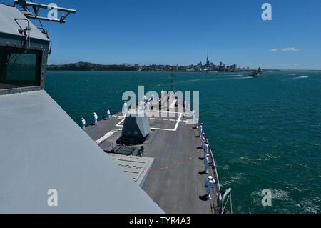 Nouvelle Zélande (nov. 21, 2016) de la classe Arleigh Burke destroyer lance-missiles USS Sampson (DDG 102) transit la baie à Davenport Base navale. Sampson fera rapport au Troisième flotte américaine, basée à San Diego, lors d'un déploiement à l'ouest du Pacifique dans le cadre de la flotte américaine du Pacifique visant à étendre la fonctions de commandement et de contrôle de la flotte de tiers dans la région. Banque D'Images