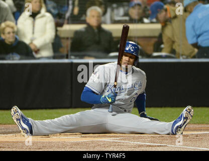 Kansas City Royals Alcides Escobar atterrit sur le sol après un haut ton de New York Mets Noé Syndergaard lanceur partant dans la première manche dans le jeu 3 de la Série mondiale au Citi Field de New York, le 30 octobre 2015. Photo de Pat Benic/UPI Banque D'Images