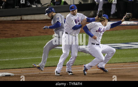 Kansas City Royals batter Eric Hosmer (L) est en sécurité à la première base sur un fielder's choice comme New York Mets joueur Lucas Duda (21) et le lanceur partant Noah Syndergaard (R) entrent en collision en essayant d'attraper la jeter dans la première manche au cours du jeu 3 de la Série mondiale au Citi Field de New York, le 30 octobre 2015. Royals runner Lorenzo Caïn était à la deuxième base et runner Ben Zobrist a marqué sur le jeu. Photo par Ray Stubblebine/UPI Banque D'Images