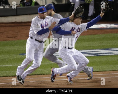 Kansas City Royals batter Eric Hosmer (arrière) est en sécurité à la première base sur un fielder's choice comme New York Mets joueur Lucas Duda (21) et le lanceur partant Noah Syndergaard (R) entrent en collision en essayant d'attraper la jeter dans la première manche au cours du jeu 3 de la Série mondiale au Citi Field de New York, le 30 octobre 2015. Royals runner Lorenzo Caïn était à la deuxième base et runner Ben Zobrist a marqué sur le jeu. Photo par Ray Stubblebine/UPI Banque D'Images