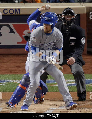 La pâte des Royals de Kansas City, Ben Zobrist (18) semble bloquer Nouvelle York Mets catcher Travis d'Arnaud après suppression, alors qu'il tente de jeter Royals runner Alcides Escobar essayant pour sceller la deuxième base en première manche au cours du jeu 4 de la Série mondiale au Citi Field de New York, le 31 octobre 2015. Escobar a été écartée. Photo par Ray Stubblebine/UPI Banque D'Images