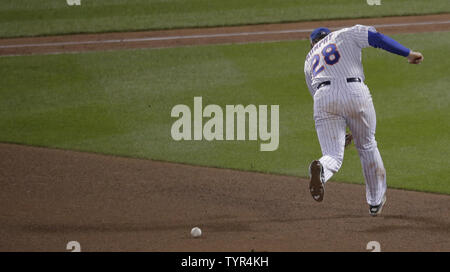 New York Mets le deuxième but Daniel Murphy atteint une balle au sol par Kansas City Royals batter Eric Hosmer pour une erreur permettant aux Royals runner Ben Zobrist pour marquer la vente liée s'exécuter en huitième manche pendant la partie 4 de la Série mondiale au Citi Field de New York, le 31 octobre 2015. Photo par Ray Stubblebine/UPI Banque D'Images