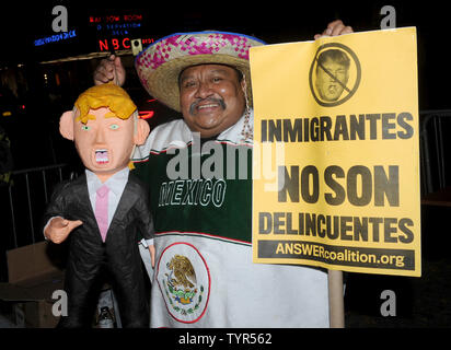 Les manifestants jusqu'à l'extérieur des panneaux avant d'hôtes Donald Trump NBC Saturday Night Live à New York le 7 novembre 2015. Des centaines de manifestants ont défilé sur la Cinquième Avenue à la NBC Studios du Rockefeller Center à Saturday Night Live ce soir, l'hôte candidat présidentiel républicain Donald Trump. Photo par Dennis Van Tine/UPI Banque D'Images