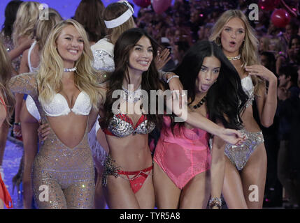 Victoria's Secret Angels, Lily Aldridge, Candice Swanepoel et Adriana Lima se tenir sur l'extrémité de la piste à la fin de la Victoria's Secret Fashion Show à l'armurerie de Lexington Avenue à New York City le 10 novembre 2015. Photo de John Angelillo/UPI Banque D'Images
