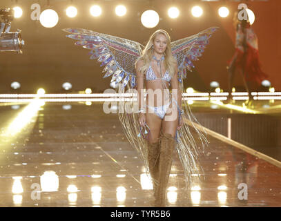 Victoria's Secret Angels Candice Swanepoel promenades sur la piste au Victoria's Secret Fashion Show à l'armurerie de Lexington Avenue à New York City le 10 novembre 2015. Photo de John Angelillo/UPI Banque D'Images