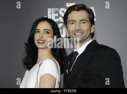 David Tennant et Krysten Ritter arrivent sur le tapis rouge à la première de Netflix nouvelle série originale du Marvel Jessica Jones au Regal E-Marche le 17 novembre 2015 à New York. Photo de John Angelillo/UPI Banque D'Images