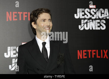 David Tennant arrive sur le tapis rouge à la première de Netflix nouvelle série originale du Marvel Jessica Jones au Regal E-Marche le 17 novembre 2015 à New York. Photo de John Angelillo/UPI Banque D'Images