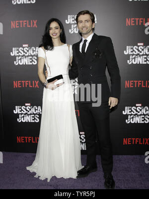 David Tennant et Krysten Ritter arrivent sur le tapis rouge à la première de Netflix nouvelle série originale du Marvel Jessica Jones au Regal E-Marche le 17 novembre 2015 à New York. Photo de John Angelillo/UPI Banque D'Images